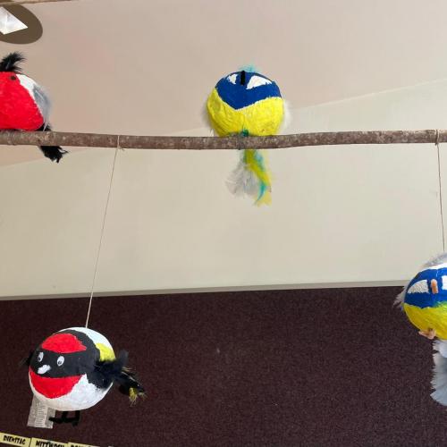 Vögel aus Pappmaché